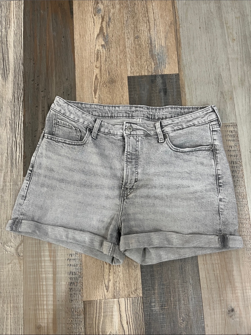 Old Navy Light Gray Rolled-Hem Denim Shorts Sz 16 Summer casual Vacation TC0182